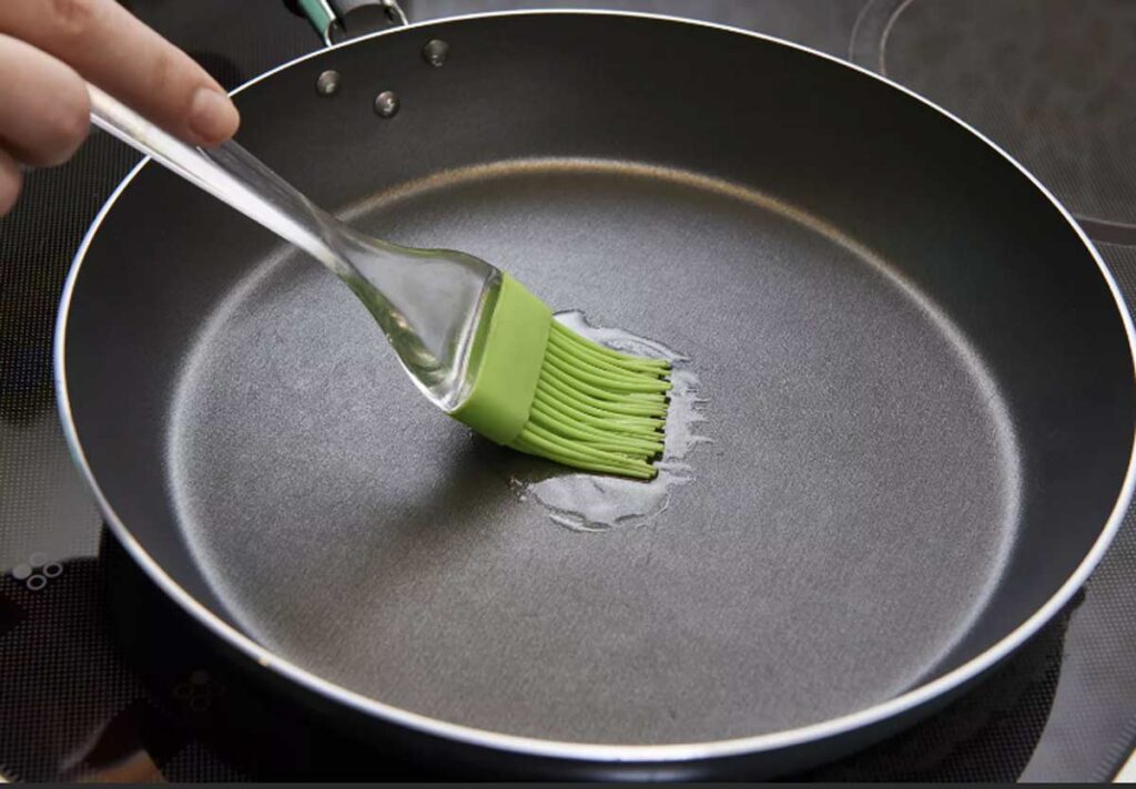 Over medium-high heat, preheat a pan that has been lightly greased