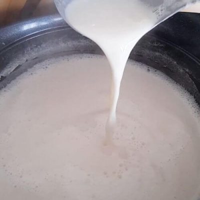 Discover how to make your own soy milk at home with this simple recipe. Enjoy the benefits of this non-dairy alternative, perfect for vegans and those seeking a high-protein option.
