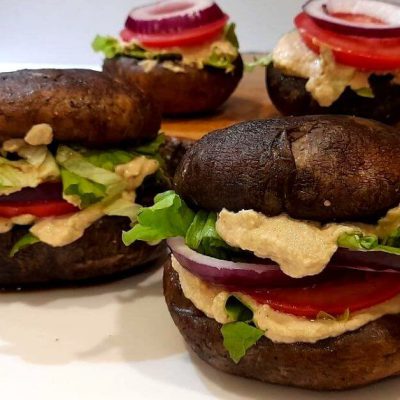 Delicious Raw Vegan Cheeseburger: Easy Recipe with Mushrooms & Cheese