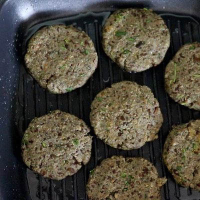 Discover how to make a delicious and nutritious vegan burger using black peas. Packed with protein and fiber, this easy recipe is perfect for a quick and healthy meal. Try it today!