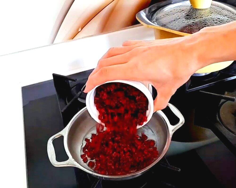 Wash the barberries beforehand and soak them in water for five minutes. Drain them, and then add a little oil to a pan.