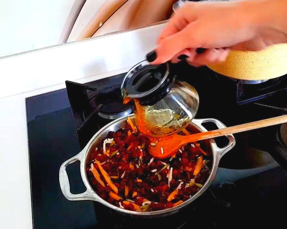 Complete the mixture by adding saffron, which complements the delightful spice aromas.