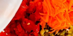 Chop a sweet pepper into small pieces and add it to the pasta salad.

