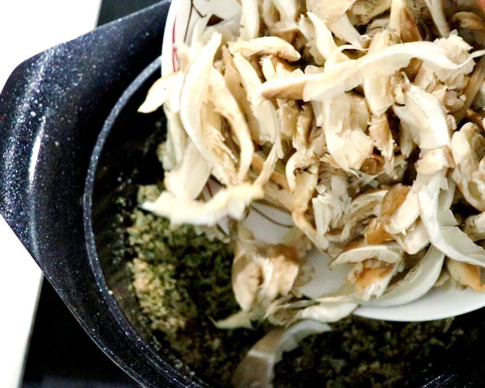 Put the oyster mushroom in the pot and let it fry well with the ingredients.