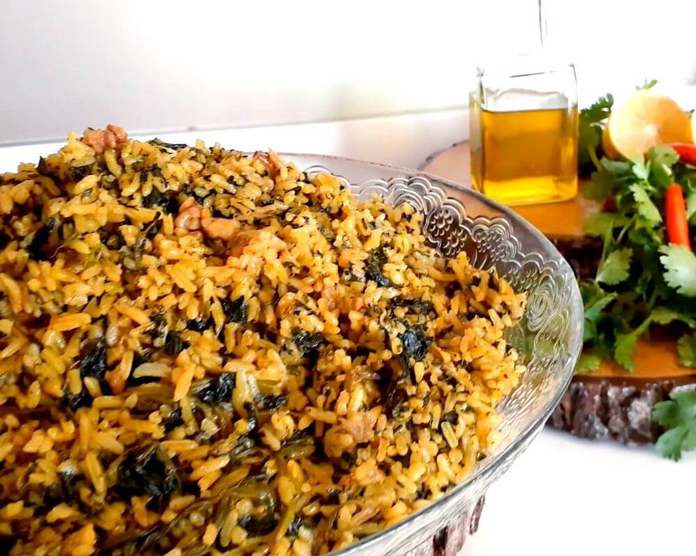 After half an hour, your vegan spinach pilaf is ready. Pour in your favorite dish and serve with your favorite Persian side dishes, such as pickled garlic, salad, or Olive.
