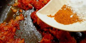 To give color and glaze to Kisir salad, use two spoons of tomato paste and spices such as salt, black pepper, and curry powder.